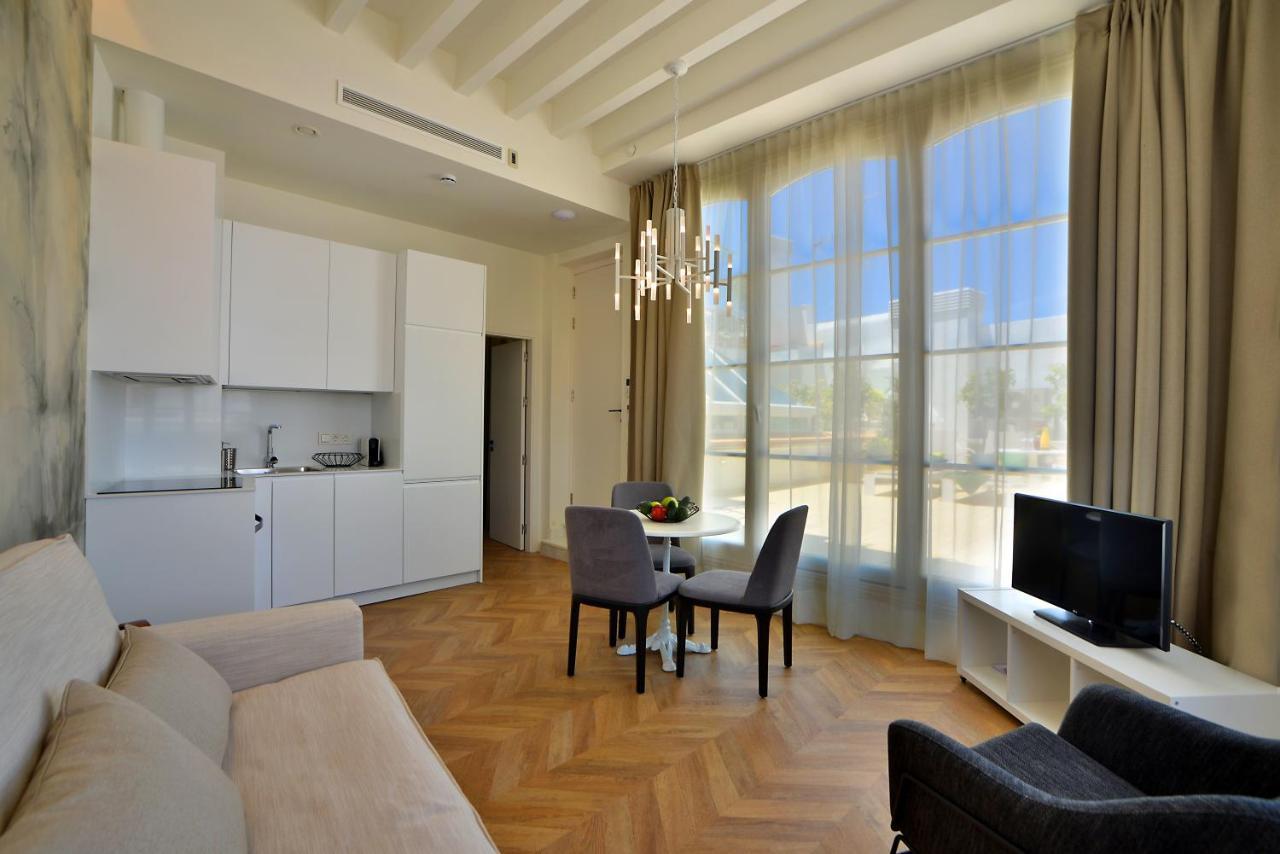 Plaza Mina Suites - Adults Recommended By Luxury Suites Cádiz Buitenkant foto A typical apartment