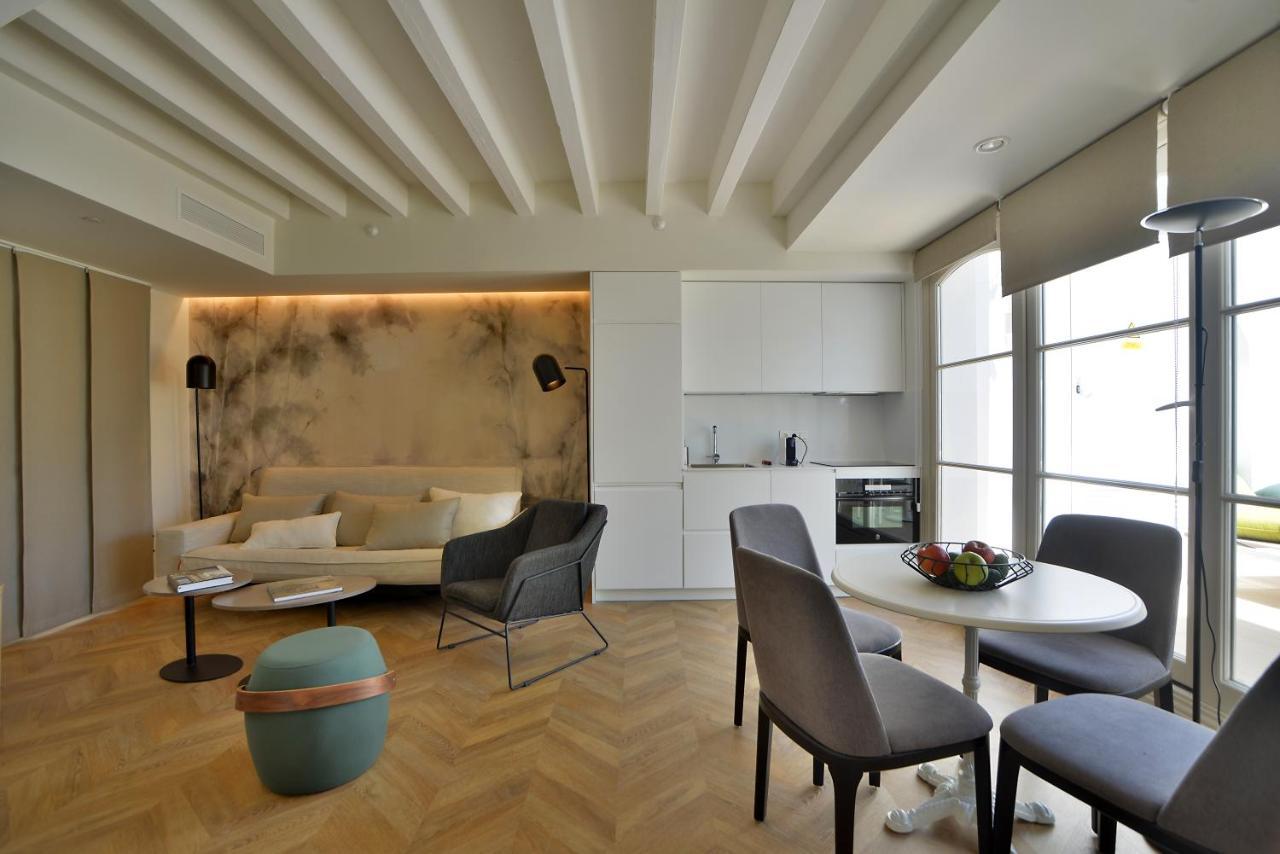 Plaza Mina Suites - Adults Recommended By Luxury Suites Cádiz Buitenkant foto A living room with a kitchen