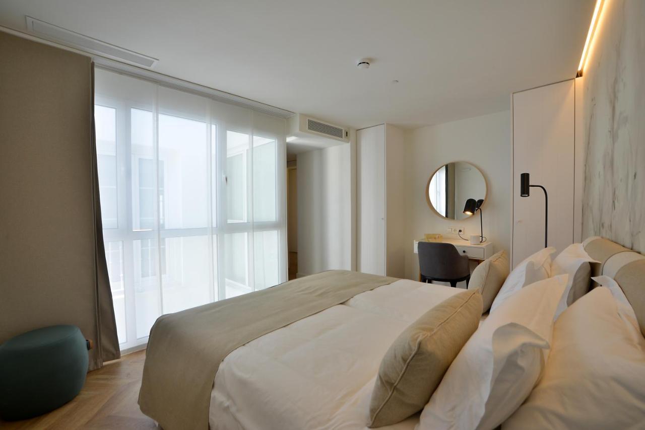 Plaza Mina Suites - Adults Recommended By Luxury Suites Cádiz Buitenkant foto A bedroom at the hotel