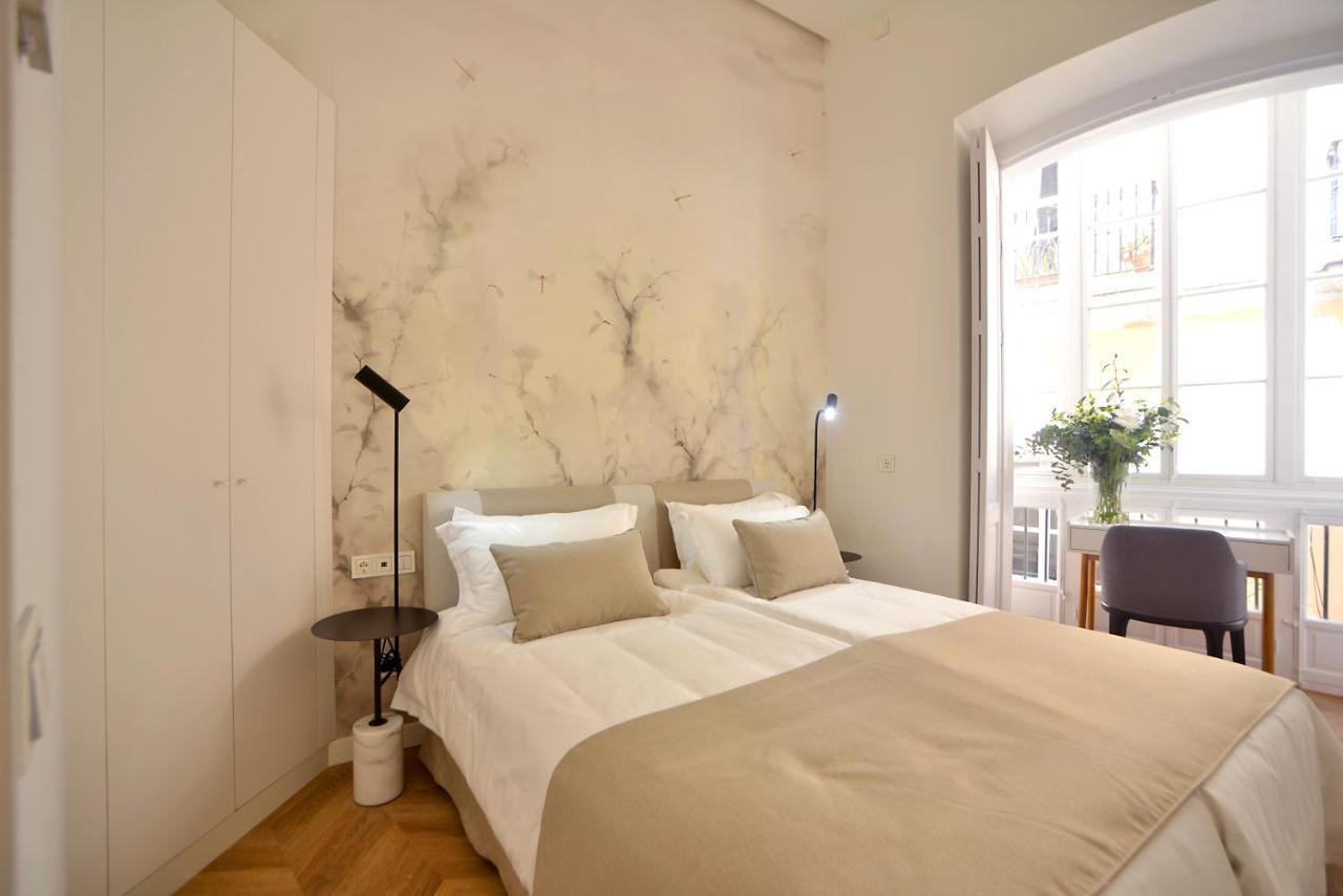 Plaza Mina Suites - Adults Recommended By Luxury Suites Cádiz Buitenkant foto A bedroom at the hotel