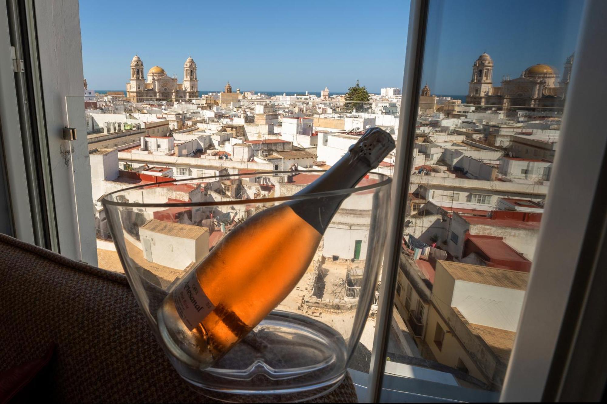 Plaza Mina Suites - Adults Recommended By Luxury Suites Cádiz Buitenkant foto A bottle of Cava