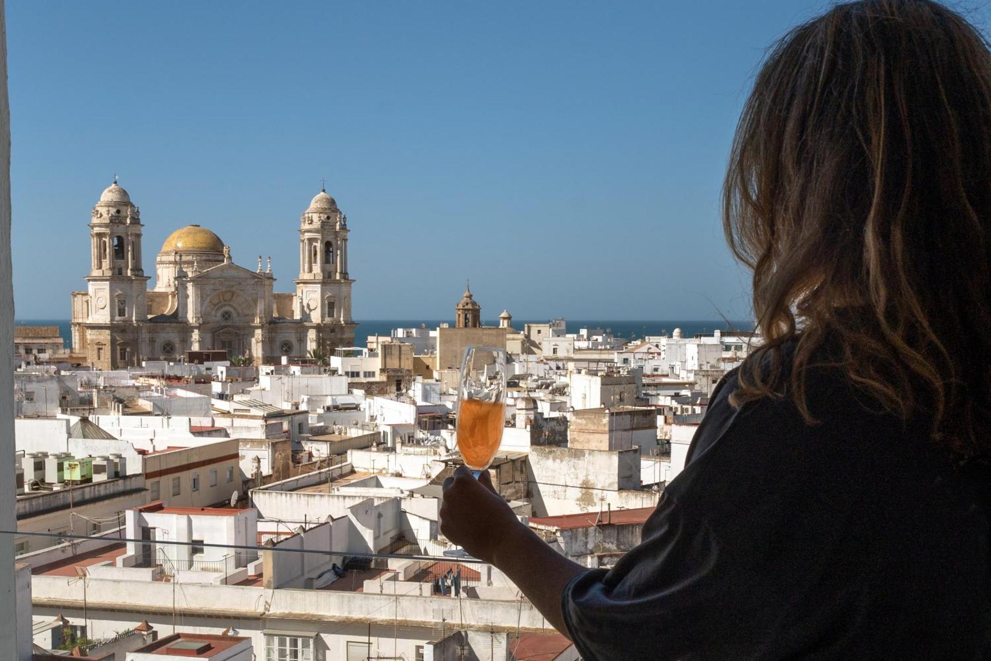 Plaza Mina Suites - Adults Recommended By Luxury Suites Cádiz Buitenkant foto A woman drinking vermouth in Cádiz, Spain