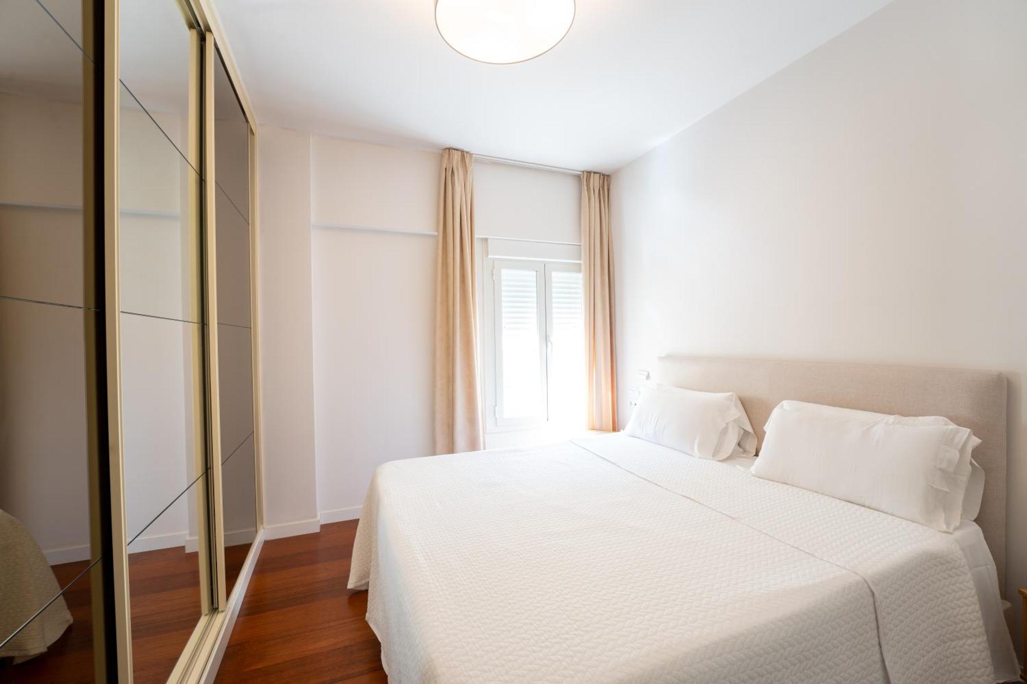 Plaza Mina Suites - Adults Recommended By Luxury Suites Cádiz Buitenkant foto A bedroom