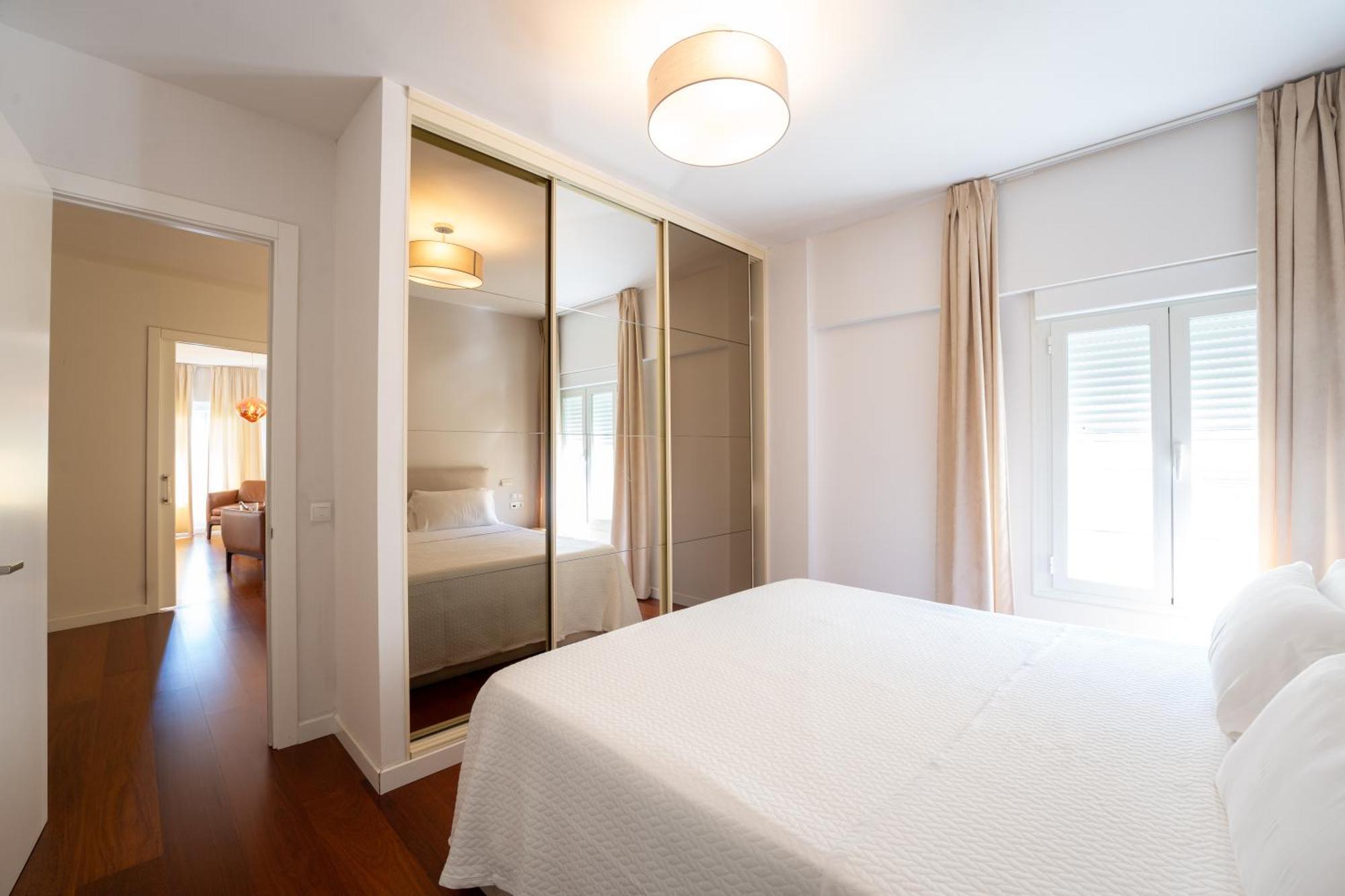 Plaza Mina Suites - Adults Recommended By Luxury Suites Cádiz Buitenkant foto A bedroom with a mirrored armoire