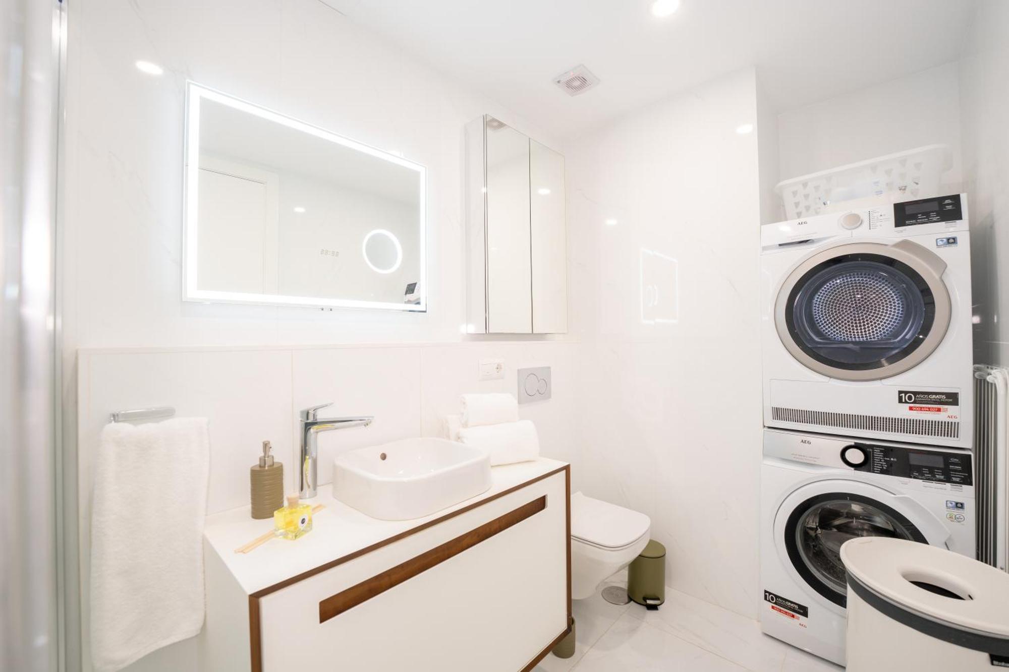 Plaza Mina Suites - Adults Recommended By Luxury Suites Cádiz Buitenkant foto A laundry room