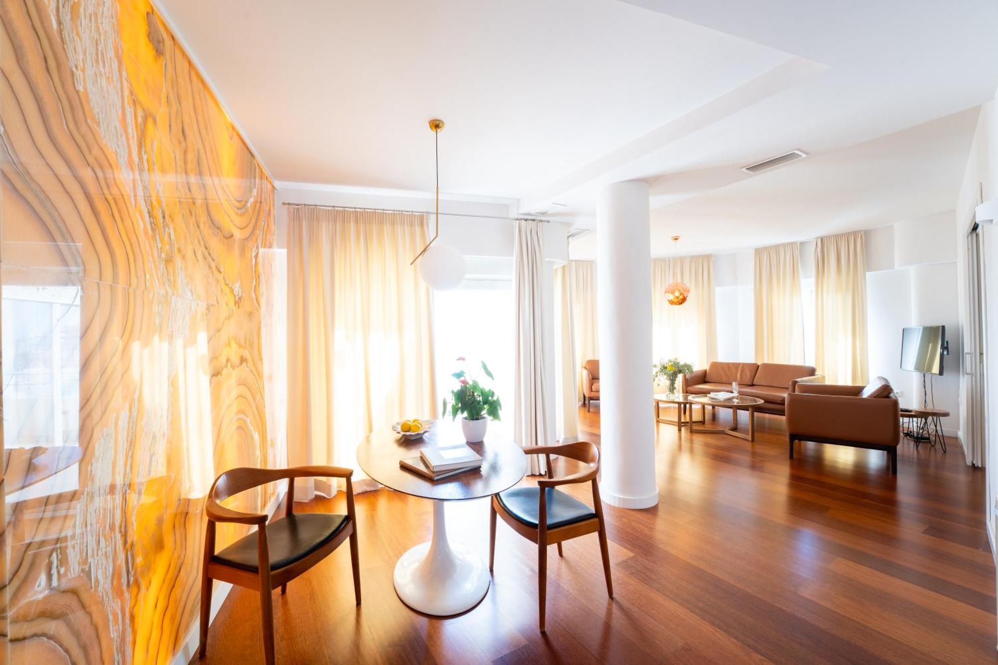 Plaza Mina Suites - Adults Recommended By Luxury Suites Cádiz Buitenkant foto Interior of a suite at the Hotel Axelmannstein