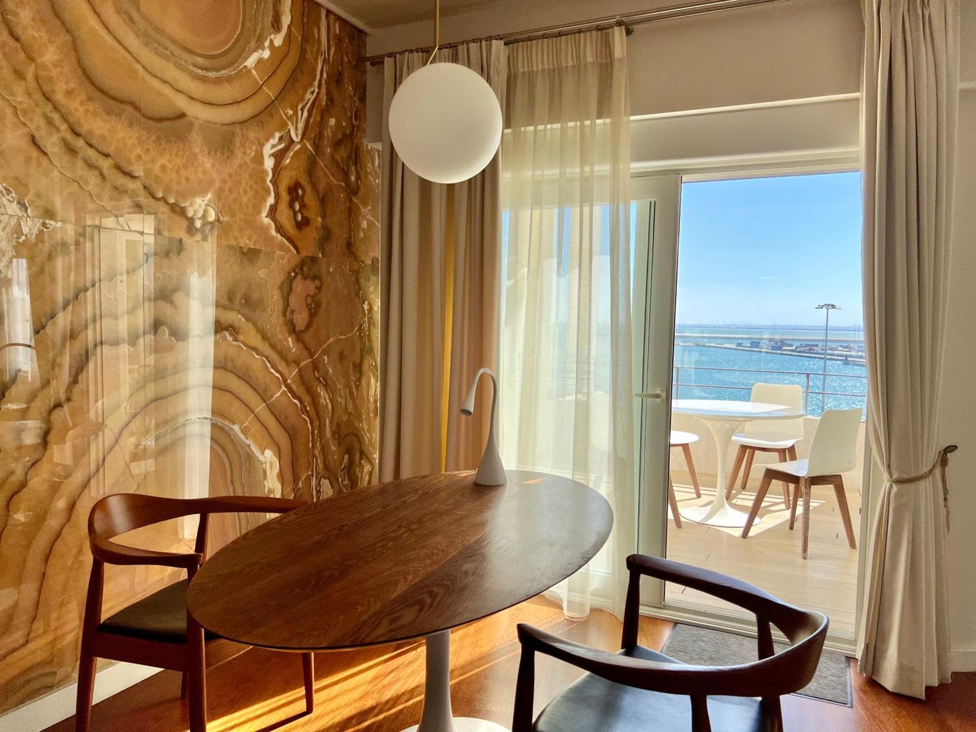 Plaza Mina Suites - Adults Recommended By Luxury Suites Cádiz Buitenkant foto A room at the hotel